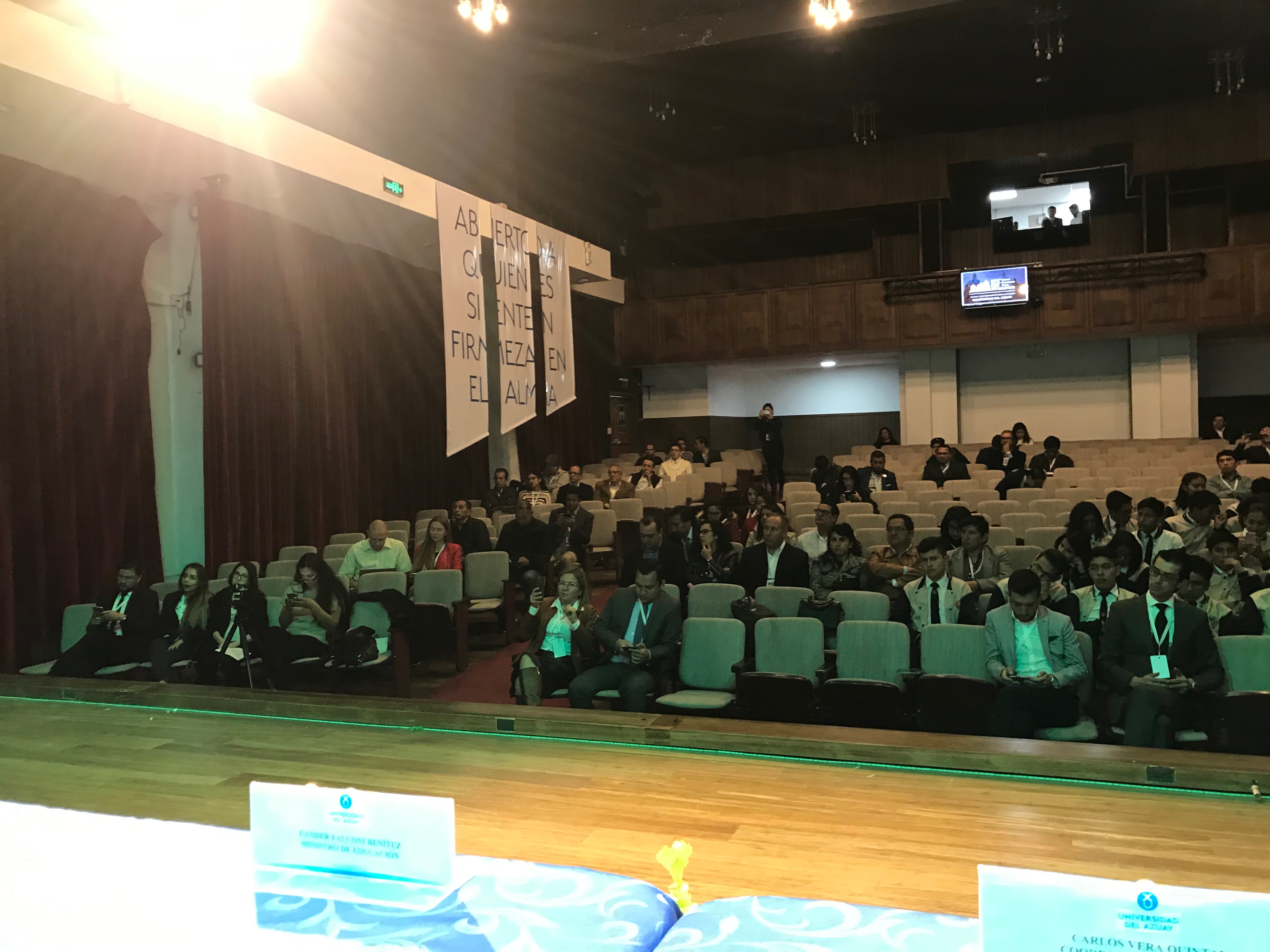 Auditorio con público sentado durante una sesión institucional de gobernanza digital en Ecuador